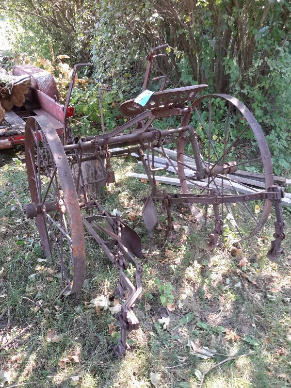 lot 5 image: John Deere Antique Cultivator