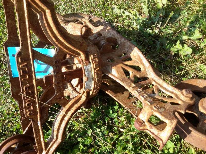 lot 52 image: Vintage CLOVER LEAF Adjustable Steel Bearings. Roller Mechanism