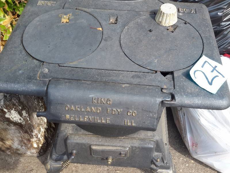 lot 27 image: King Oakland FDY Co..  Wood stove  Cast Iron