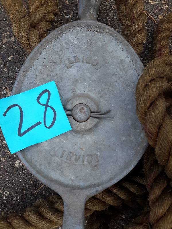 lot 28 image: Very heavy duty Rope and Pulley Good shape
