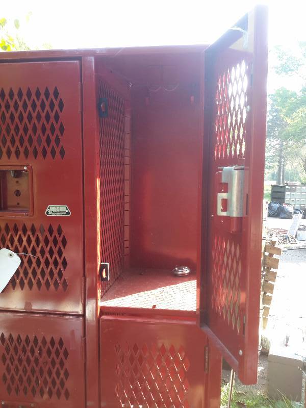 lot 9 image: 9 Section Locker system.. All doors work well