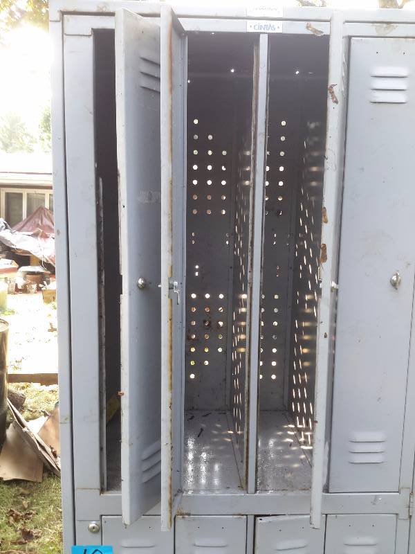 lot 10 image: 8 section locker..