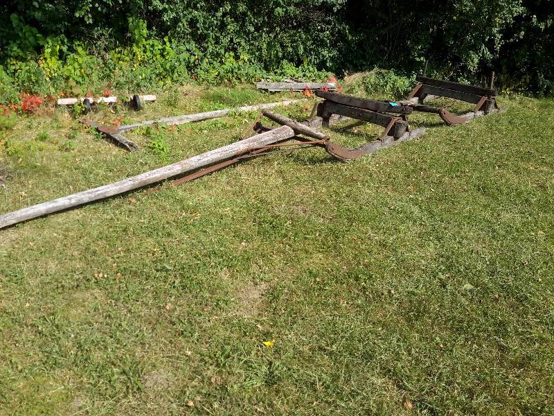 lot 3 image: Antique Sleigh..
