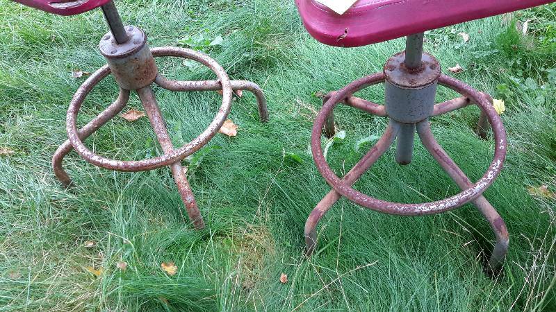 lot 90 image: 4 Mid century type bar Stools