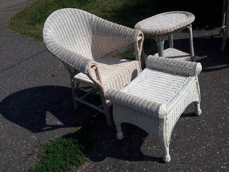 lot 108 image: Set of Wicker Furniture as shown
