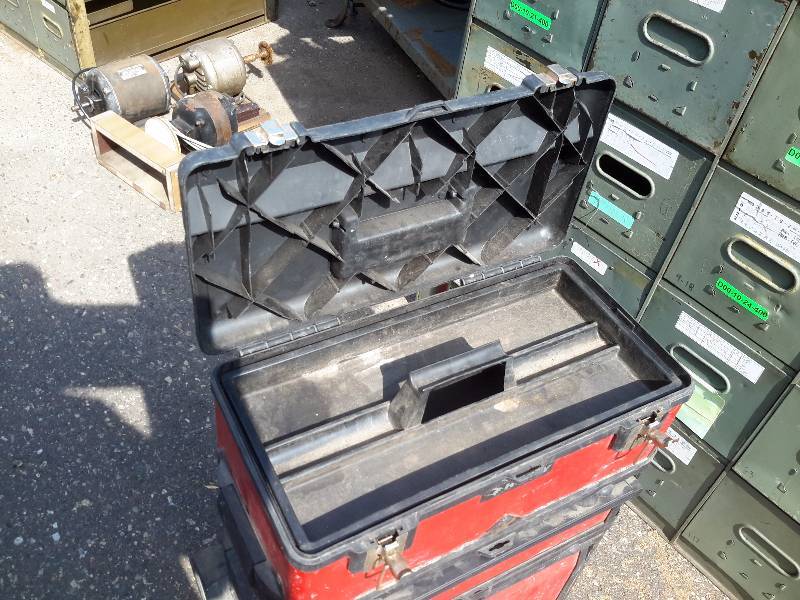lot 112 image: Upright Rolling Tool Chest.. Good shape