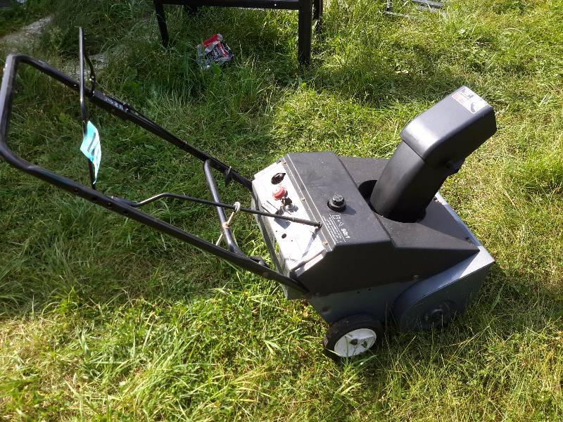 lot 116 image: MTD Snow Blower