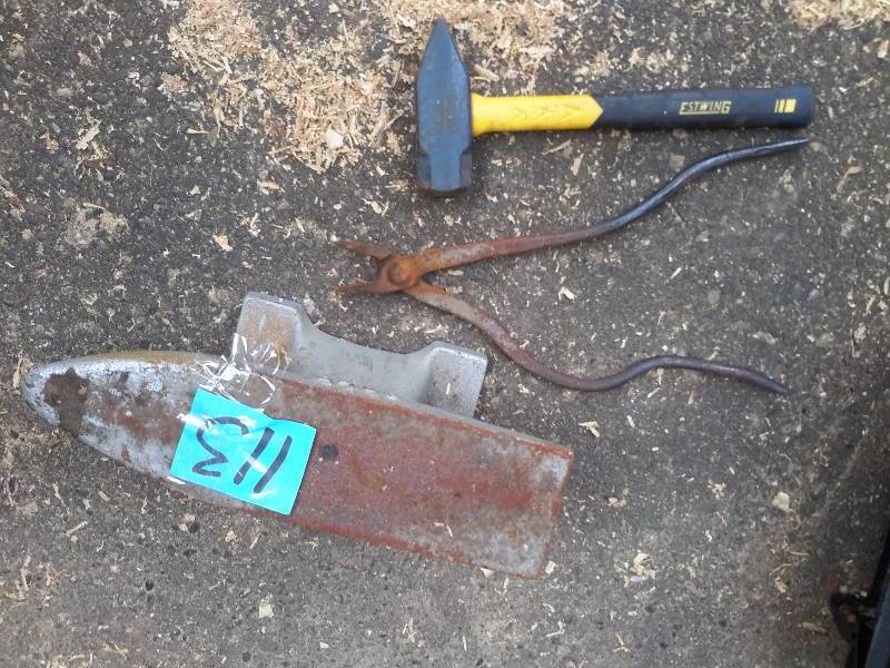 lot 113 image: Great Starter Anvil.. Hammer and Tongs