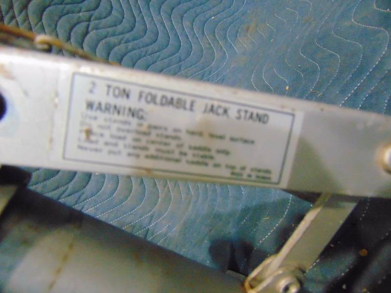 lot 21 image: 2 Ton Fold Able Jack Stands