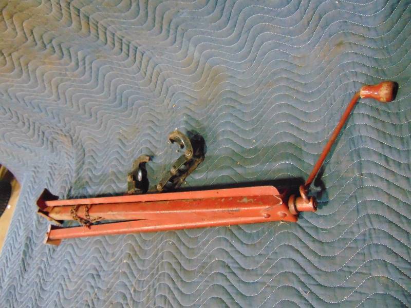 lot 24 image: Universal Bumper Jack