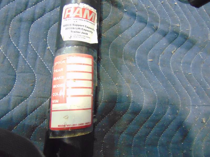 lot 34 image: 2000 lb Trailer Jack