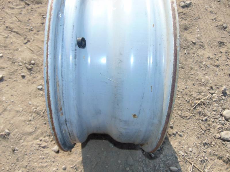 lot 72 image: 8 Bolt Tire Rim