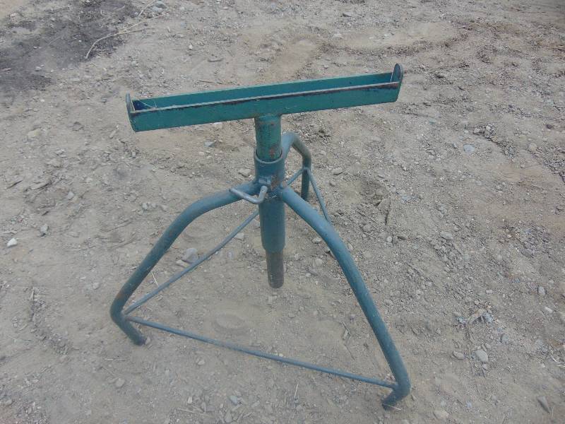 lot 81 image: Stand