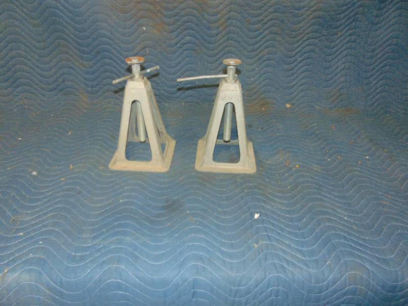 lot 91 image: Adjustable Jack Stands