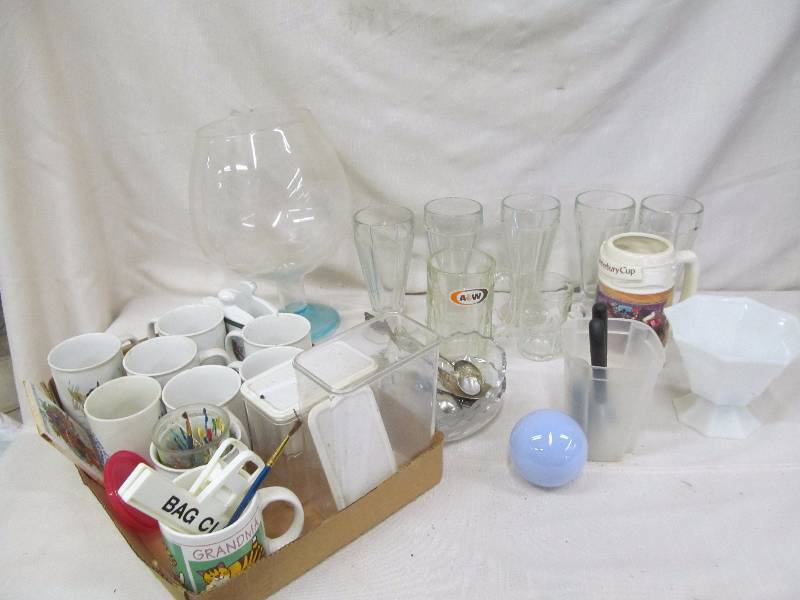 lot 11 image: glassware