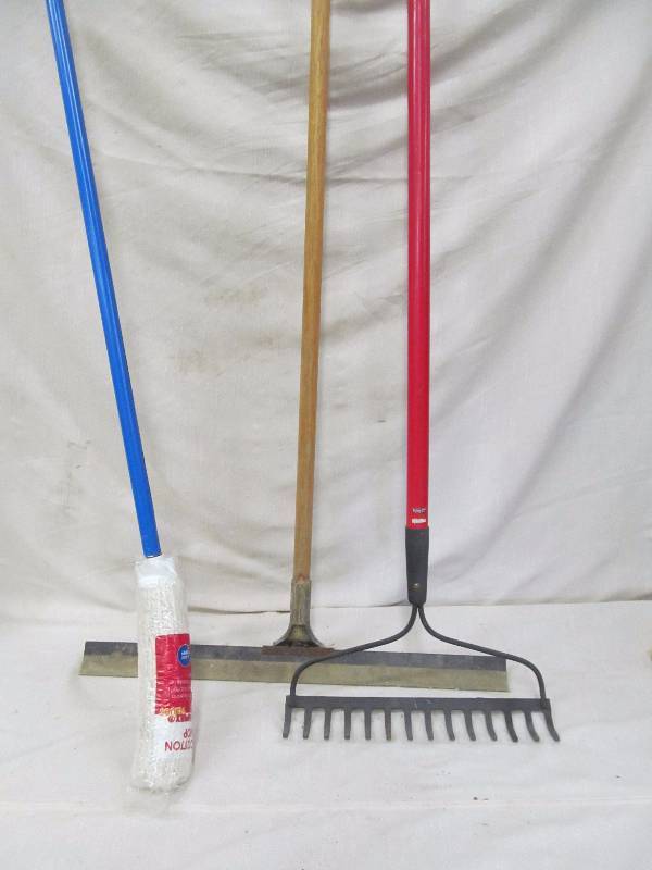 lot 14 image: cleaning tools