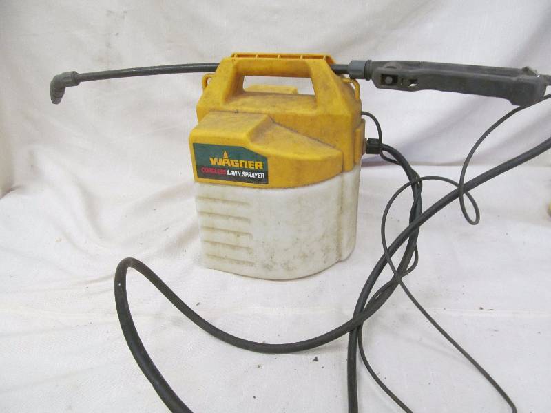 lot 17 image: Wagner lawn sprayer
