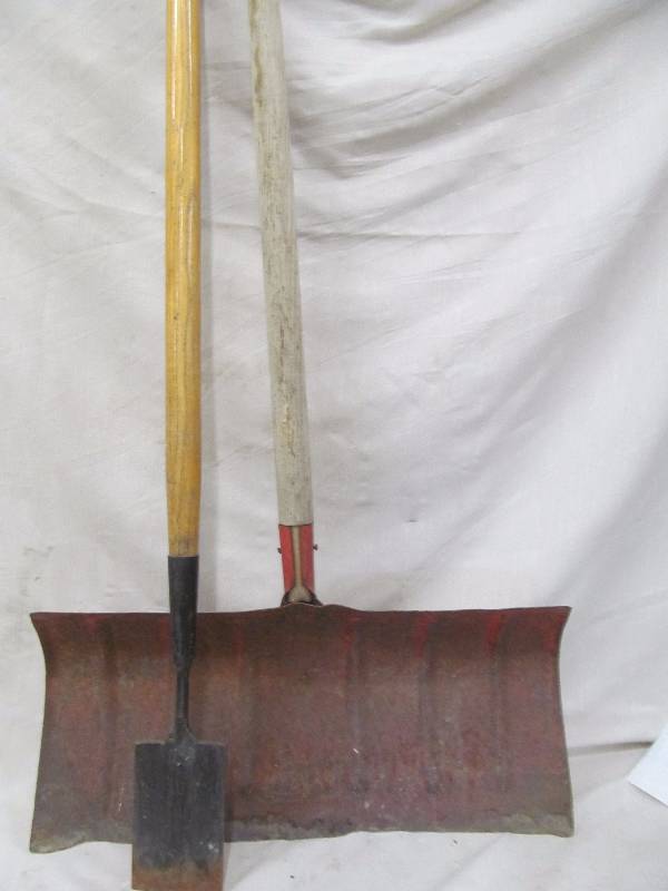lot 32 image: Snow shovel, ice pick