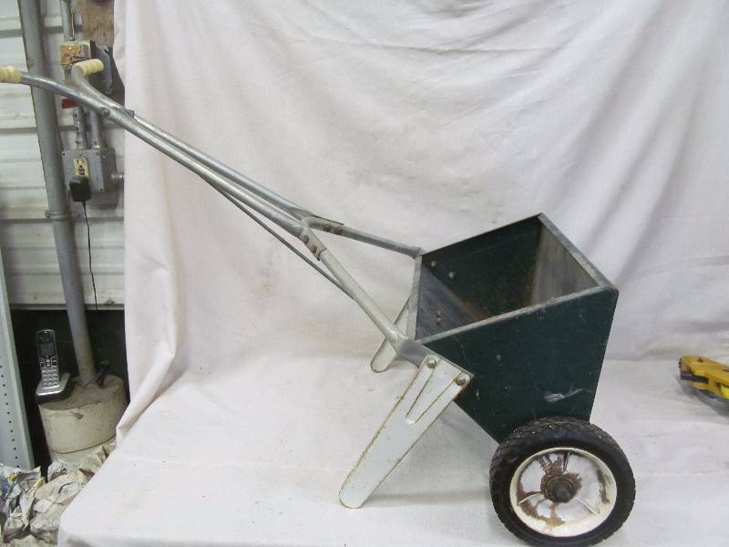 lot 59 image: lawn spreader