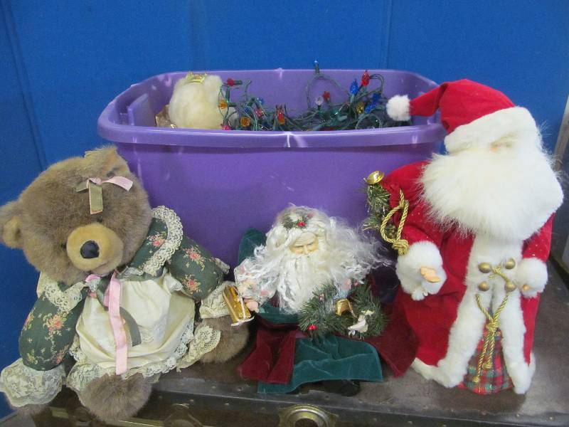 lot 84 image: holiday dcor