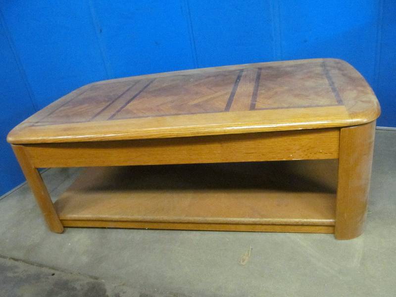 lot 88 image: coffee table