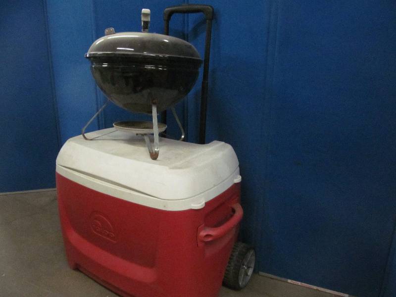 lot 97 image: Igloo Cooler , Webber table top grill
