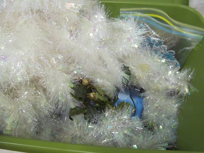 lot 107 image: holiday dcor