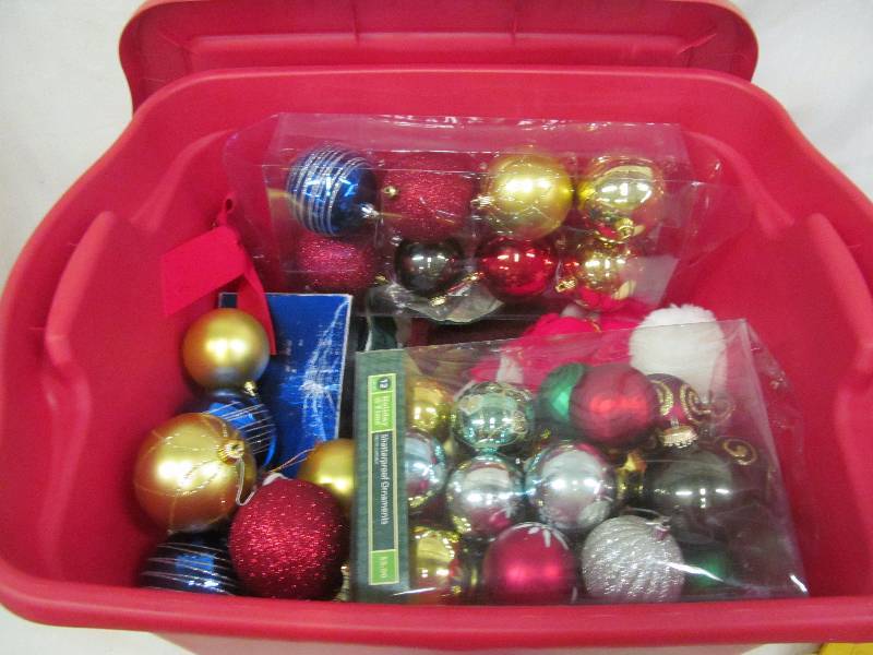 lot 109 image: holiday dcor