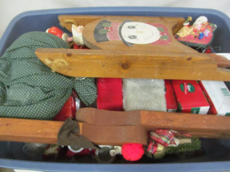 lot 111 image: holiday dcor