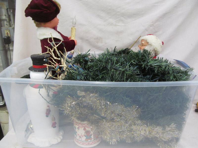 lot 113 image: holiday dcor