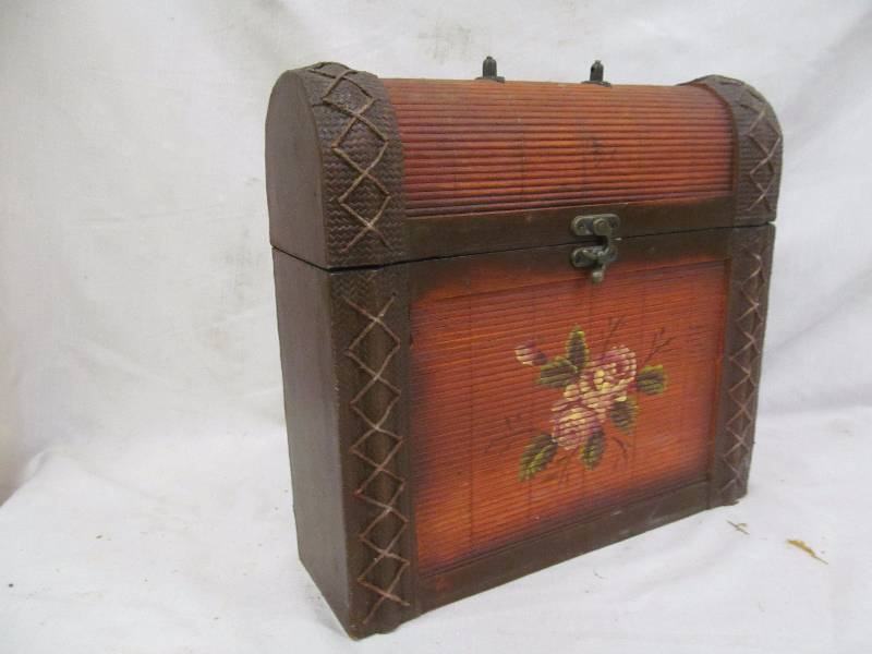 lot 128 image: Oriental basket