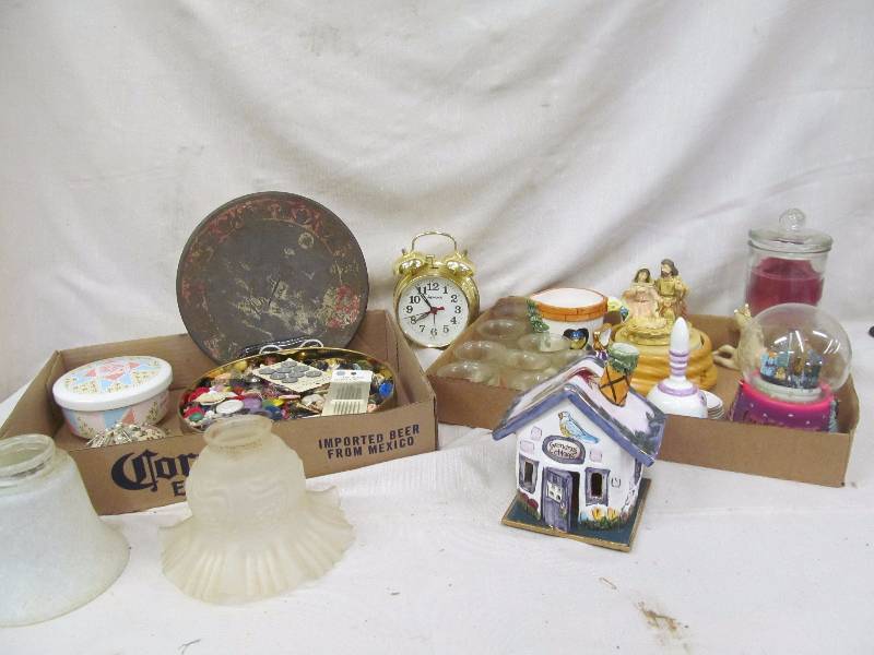 lot 129 image: vintage button tin ,trinkets