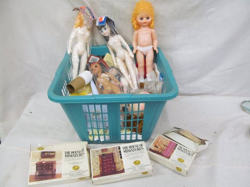 lot 174 image: craft items