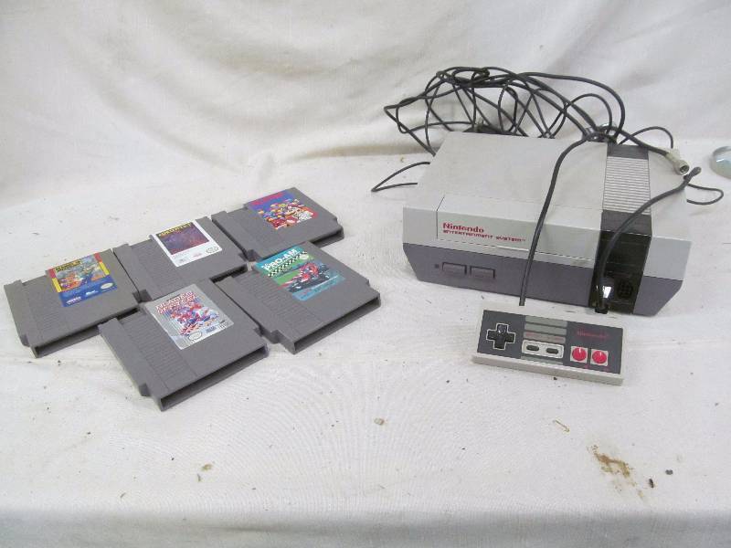 lot 192 image: Nintendo game system and games