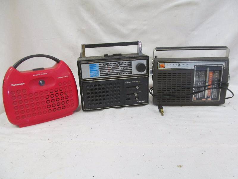 lot 193 image: vintage radios