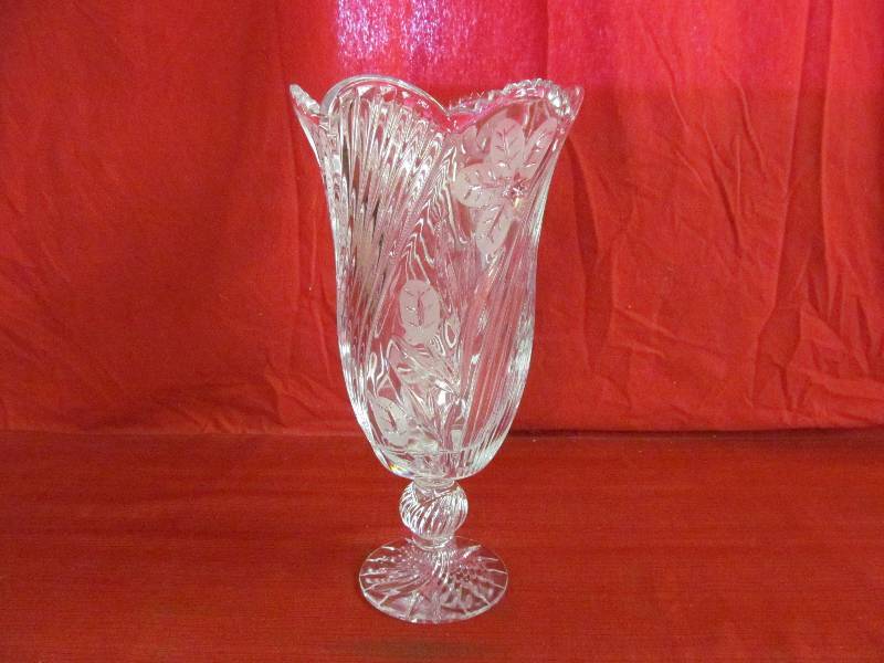 lot 210 image: lead crystal vase