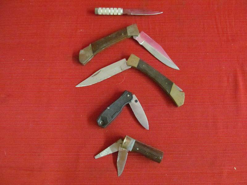 lot 218 image: knives