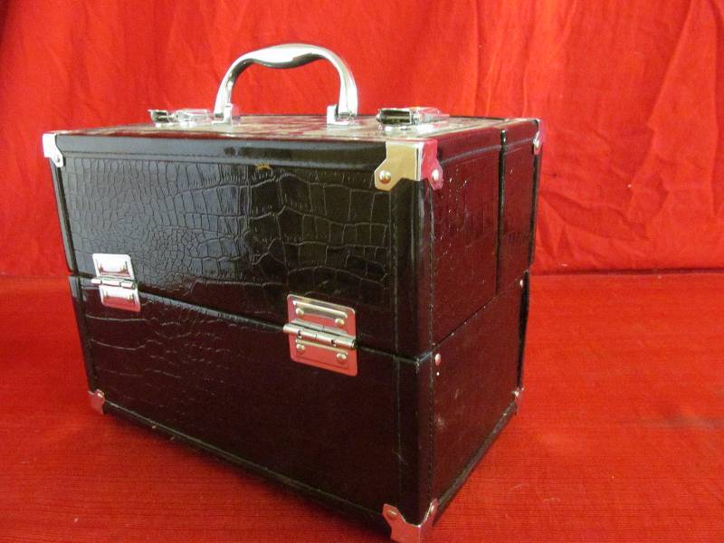 lot 220 image: costume jewelry