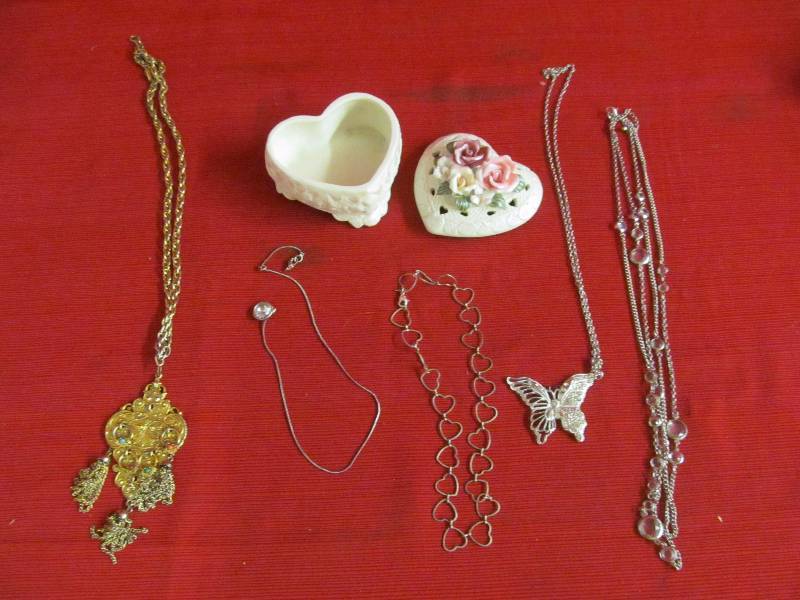 lot 221 image: costume jewelry