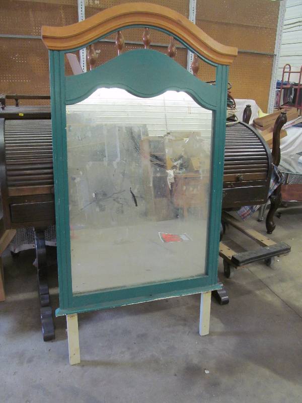 lot 226 image: dresser mirror