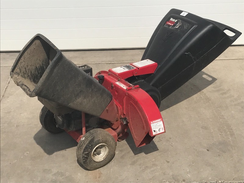 lot 2 image: Yard Machines ChipperShredder