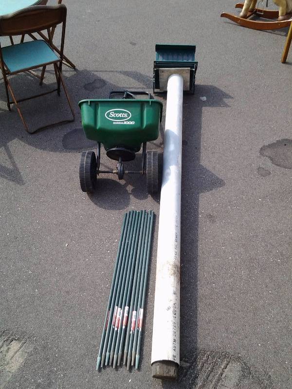 lot 3 image: Scotts Broadcast Spreader, 10 Fiberglass Garden  Stakes, Bird Feeder On 7 Foot Pole
