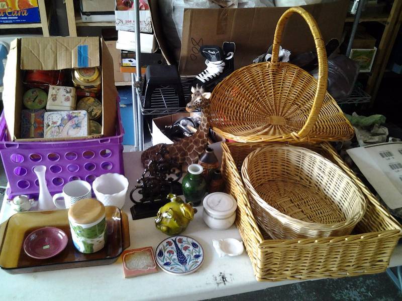 lot 14 image: Wicker Baskets, Assorted Tins, Giraffe Figure, Pair Of Metal, Book Ends, More