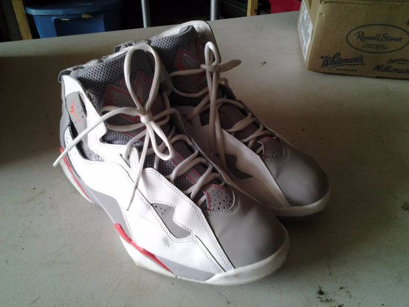 lot 28 image: Mens Jordan Size 11