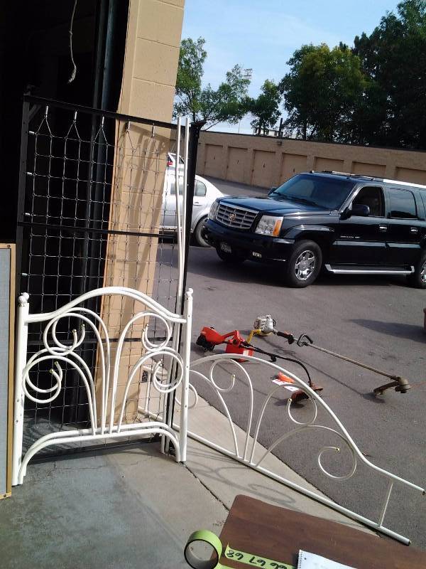 lot 56 image: White Metal Day Bed Frame (Complete)