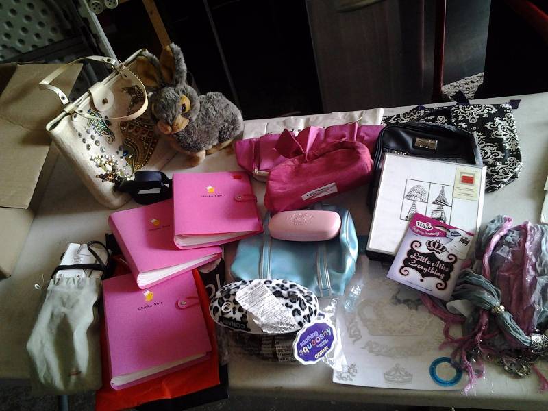 lot 61 image: Purses, Cosmetic Bags, Photo Albums, Massagers, Fashion Scarves
