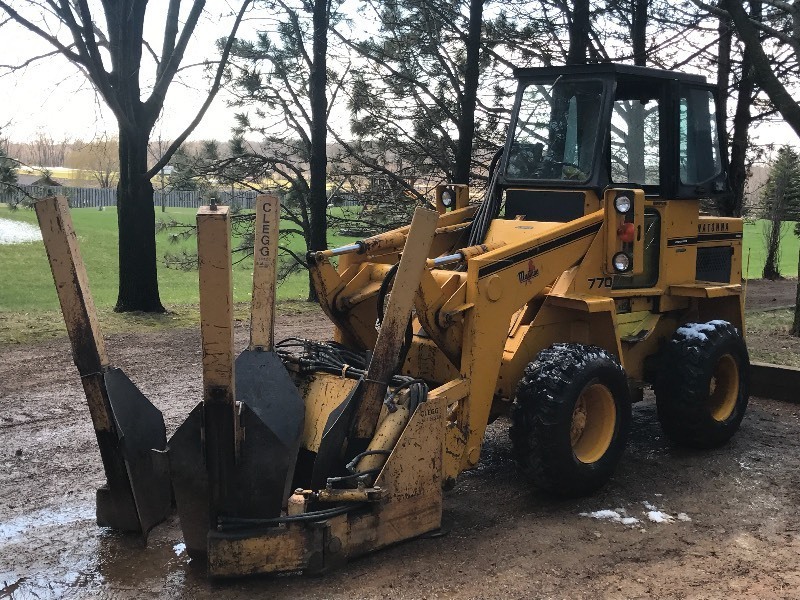 lot 1 image: Mustang 770 Owatonna Articulating Loader With Clegg Tree Spade