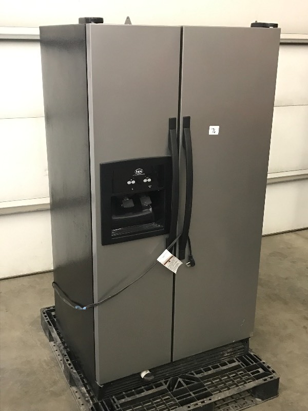 lot 76 image: Roper Refrigerator  Freezer With W...