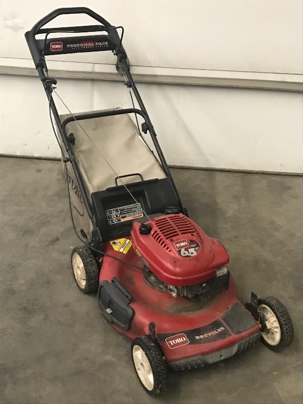 lot 5 image: Toro Personal Pace 21 Self-Propell...