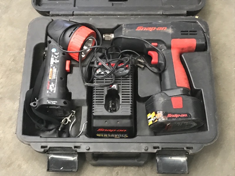 lot 59 image: Snap-On Cordless 12 Impact & Flas...
